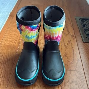 Bogs rainbow size 13